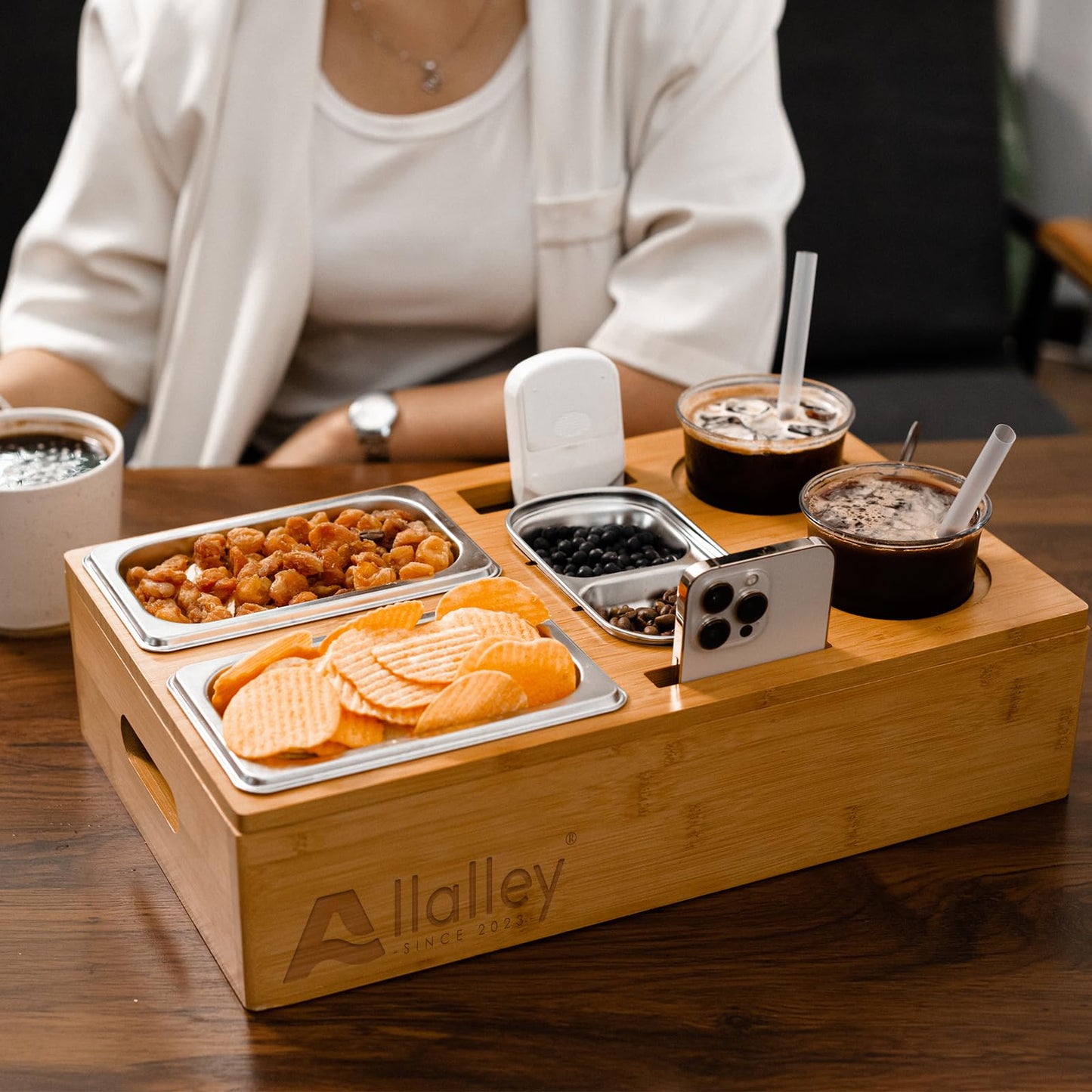 Allalley CouchBar – Práctica bandeja para sofá con dos cuencos para aperitivos, organizador de platos de salsa y soporte para botellas con caja de aperitivos extraíble, organizador de sofá, bandeja