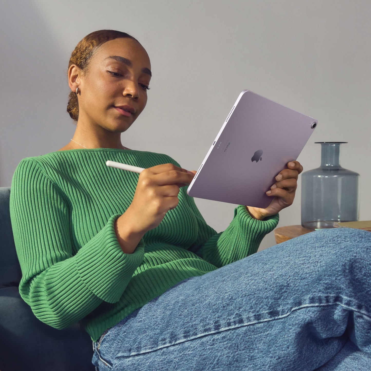 Apple iPad Air de 13 Pulgadas (M2): Pantalla Liquid Retina, 128 GB, cámara Frontal de 12 Mpx en Horizontal y cámara Trasera de 12 Mpx, Wi-Fi 6E, Touch ID, autonomía de Sol a Sol - Blanco Estrella